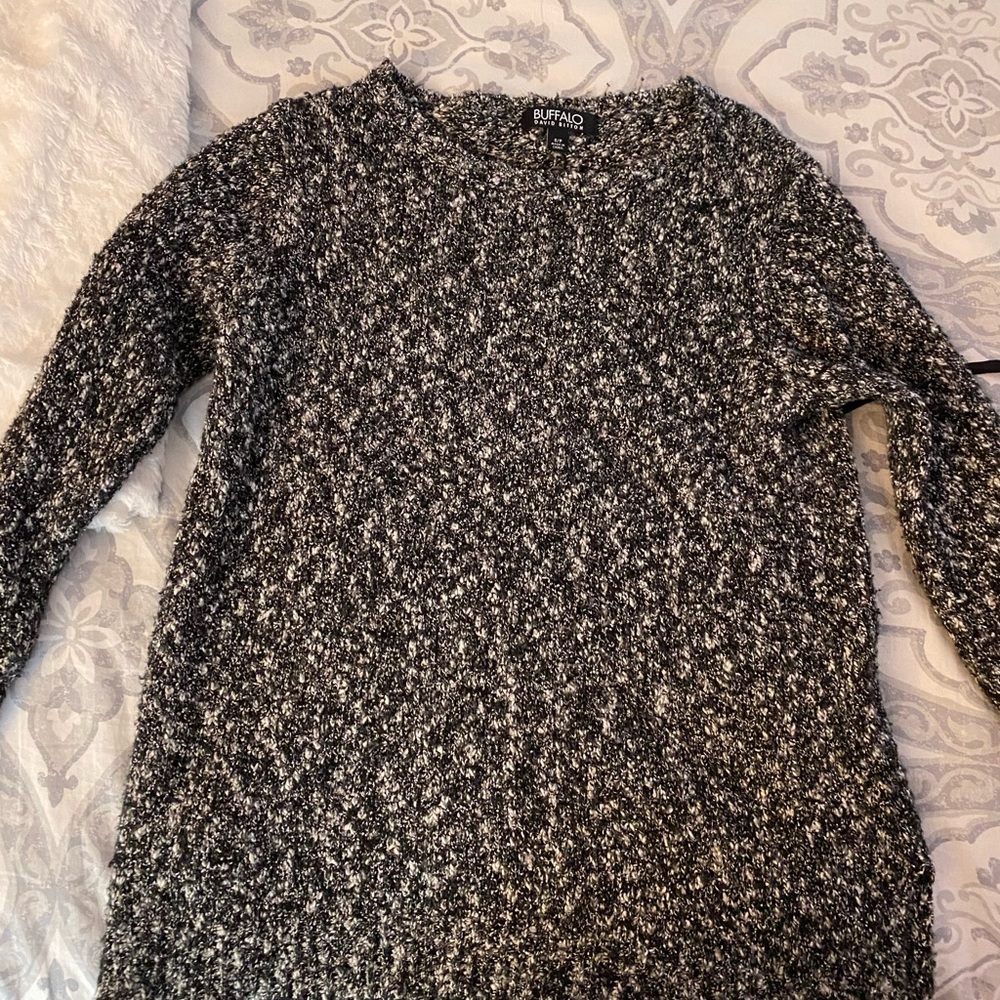 BLACK AND WHITE SWEATER PERFECT CONDITION